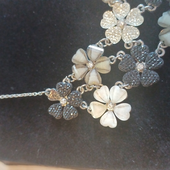 silvertone flower necklace - Picture 2 of 3